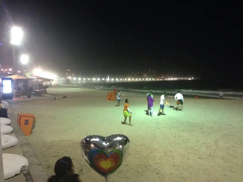 Ein paar Touristen sind dann doch an der Copacabana.