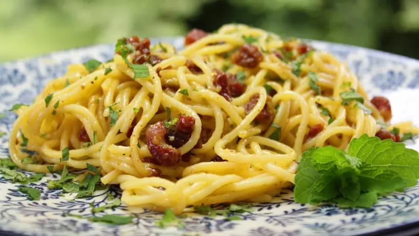 Spaghetti Carbonara schmecken herrlich nach Italien und sind schnell gemacht.