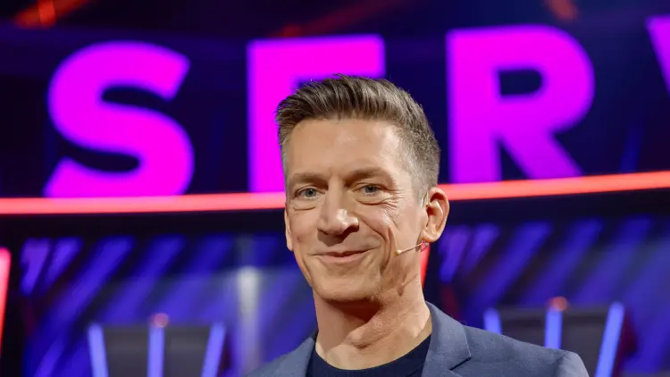 Steffen Hallaschka als Quizmaster.