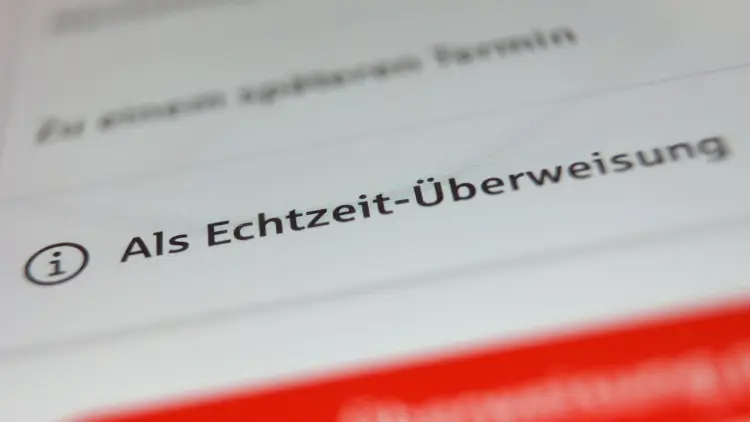 Bildschirm mit der Anzeige „Als Echtzeit-Überweisung“ (Symbolbild)